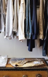 香港各處都有回收衣服的收集處，搬屋扔衫之前可以考慮將完好的衣服洗淨捐出。